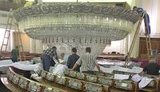 Трехтонную парламентскую люстру спустили на кресла депутатов для ремонта. ФОТО