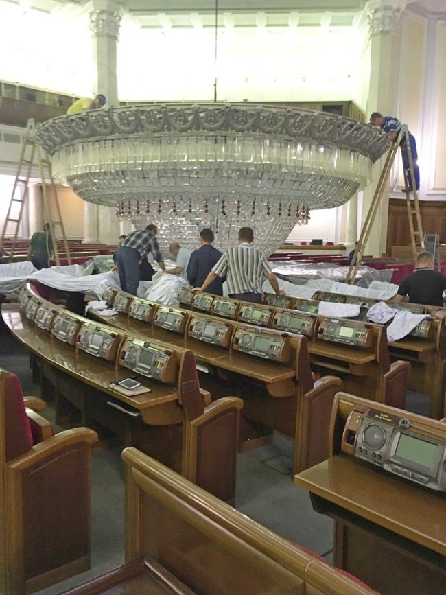 Тритонну парламентську люстру спустили на крісла депутатів для ремонту 01