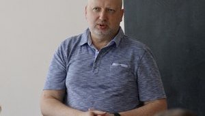 Турчинов: Любой военный преступник, появившийся в зоне ответственности Объединенных сил, согласно закону - должен быть уничтожен или задержан