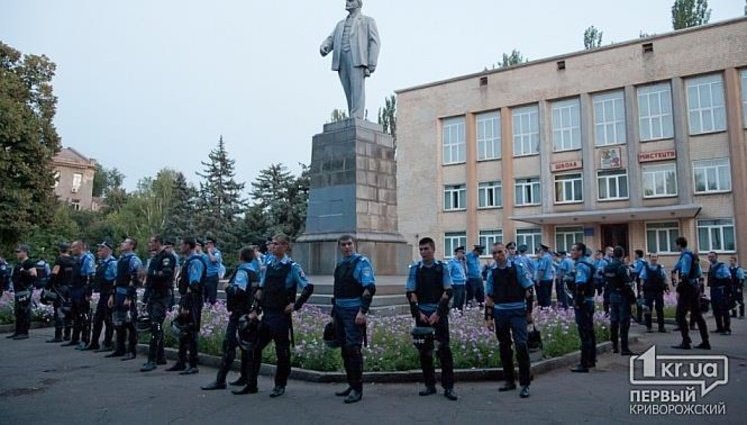 Жители Кривого Рога дали мэрии 10 дней на снос памятника Ленину. ФОТОрепортаж