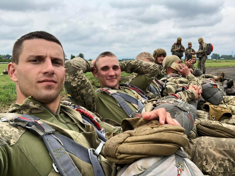 Десантник Віталій Возіян: Бойове завдання - штурмувати аеродром у Гостомелі. Росіяни вже були там 03