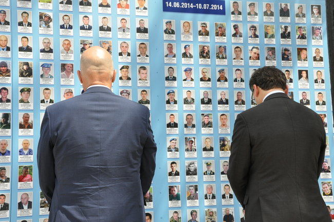 Глава МЗС Греції Дендіас поклав квіти до Стіни памяті полеглих захисників України 16