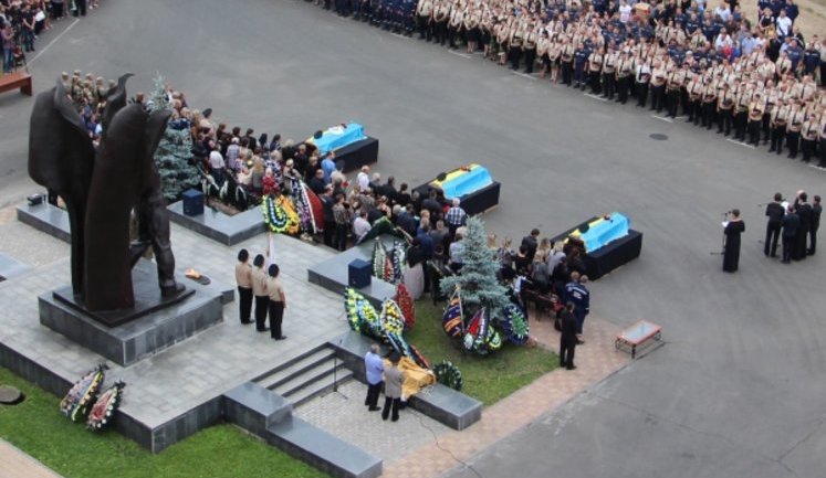 В Киеве простились со спасателями, погибшими во время пожара на нефтебазе. ФОТОрепортаж