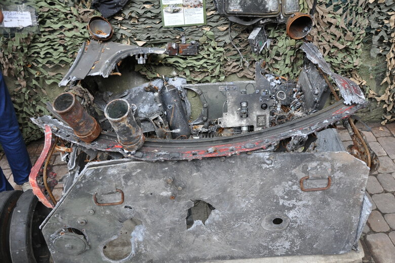 Кресло-катапульта, образцы снарядов и личные вещи рашистов: На Андреевском спуске открылась благотворительная выставка Спротив-2022 23 Кресло-катапульта, образцы снарядов и личные вещи рашистов: На Андреевском спуске открылась благотворительная выставка Спротив-2022 23