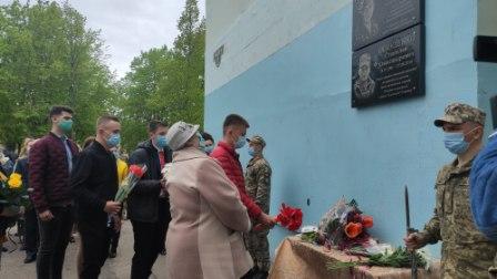 У Синельниковому на Дніпропетровщині відкрили меморіальні дошки пятьом загиблим у зоні АТО воїнам: вони були серед перших мобілізованих на захист України 14