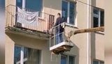 Мінські комунальники зняли з балкона тканину з написом "Це не прапор": була розміщена без узгодження. ВIДЕО
