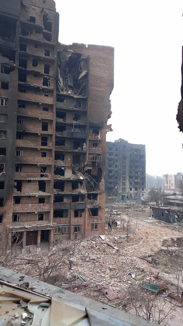 Потерял обоих родителей в Мариуполе: тело отца нашли в доме, а маму взрывной волной выбросило с 8 этажа – история 33-летнего тренера по плаванию Алексея Снежко 04