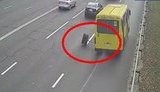В Киеве у маршрутки №485 отвалилось колесо во время движения. ВИДЕО камер наблюдения