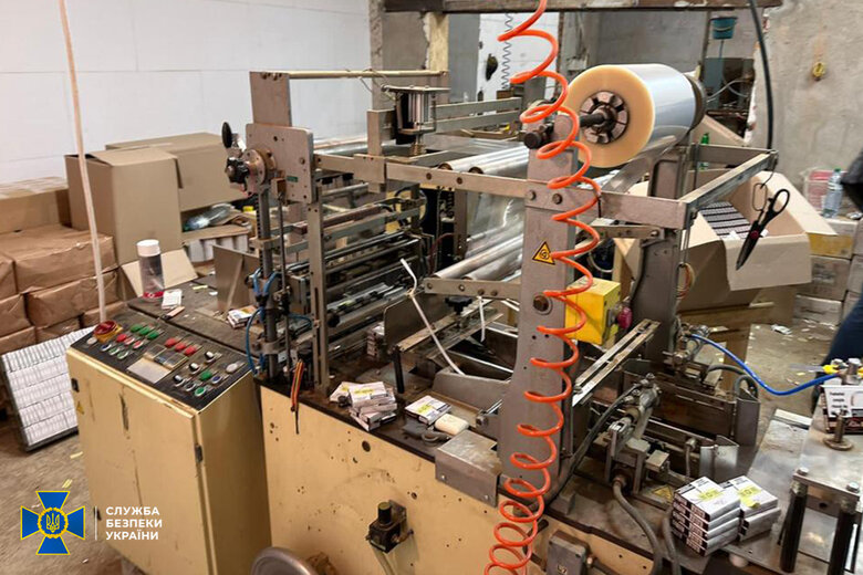 Виробляли мільйон нелегальних сигарет на добу: СБУ знайшла підпільні фабрики у двох областях 01