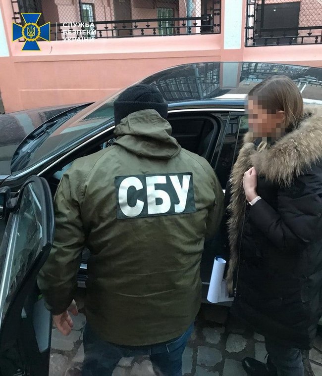 Правоохранители разоблачили коррупционную схему в миграционной службе в Черновицкой области: искусственно завышали стоимость услуг за оформление ID-карт и биометрических паспортов 04