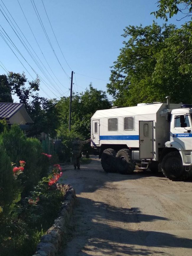 Russian invaders raid houses in Crimea’s Staryi Krym village 01