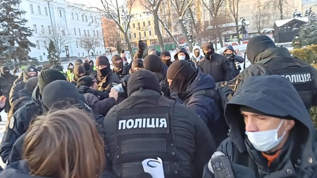 У Києві спробували провести акцію протесту проти насильства з боку правих екстремістів: мітингувальників затримала поліція за порушення локдауну 06