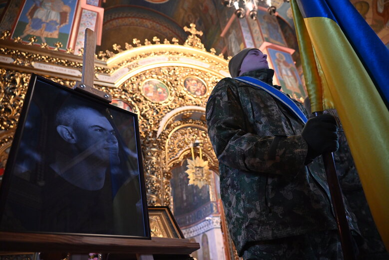 С нацгвардейцем и писателем Максимом Петренко, отдавшим жизнь за Украину, попрощались в Киеве 03