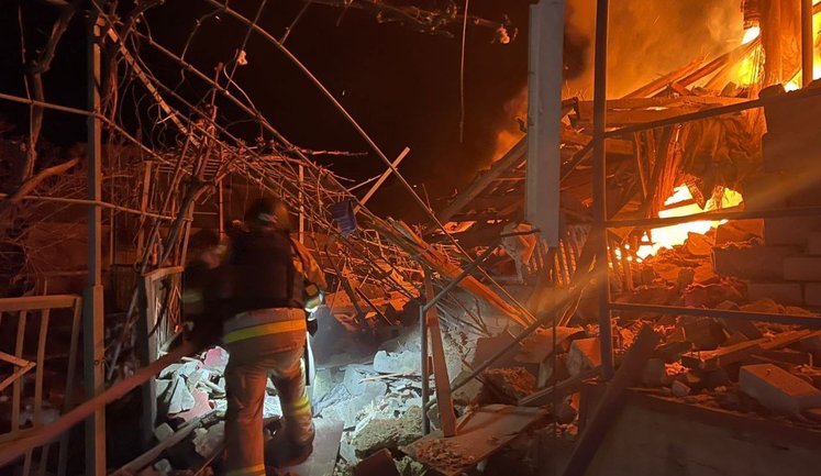 Россияне нанесли удары по Никопольскому району и Криворожью: повреждены дома, промышленное предприятие и АЗС. ФОТОРЕПОРТАЖ