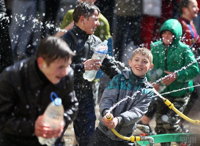 Wet Monday in Lviv: water battles on Ploshcha Rynok 06