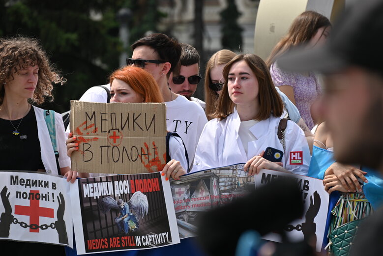 Акція на підтримку полонених військових медиків відбулася на Майдані Незалежності 07