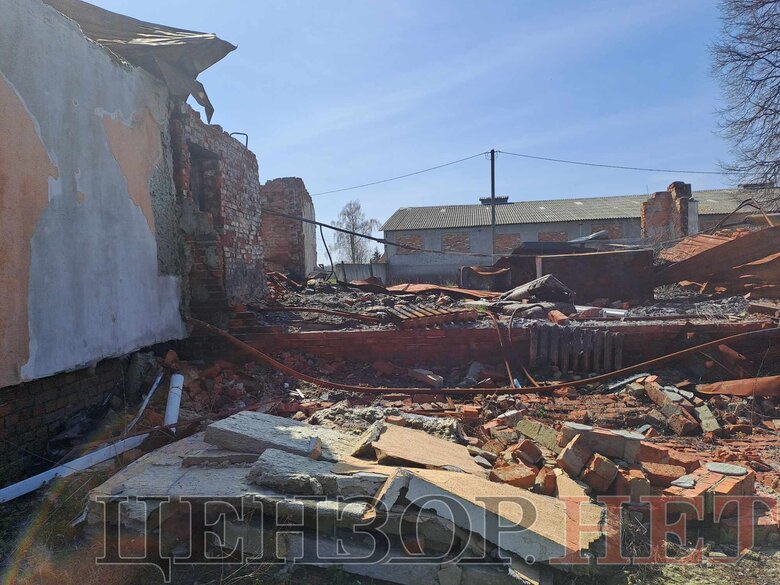 Зруйновані споруди у селі Хотінь