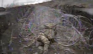 Застрял в канаве среди колючей проволоки: дроны "WORMBUSTERS" ликвидировали оккупанта. ВИДЕО