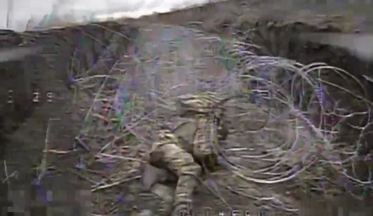 Застрял в канаве среди колючей проволоки: дроны "WORMBUSTERS" ликвидировали оккупанта. ВИДЕО