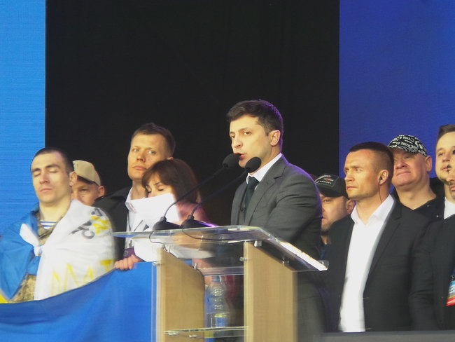 Річниця дебатів на стадіоні з Порошенком: на які свої запитання не зможе відповісти президент Зеленський? 01