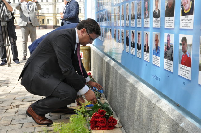 Глава МЗС Греції Дендіас поклав квіти до Стіни памяті полеглих захисників України 13