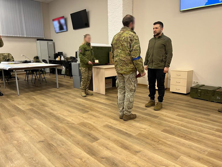 Зеленський вручив нагороди розвідникам 03