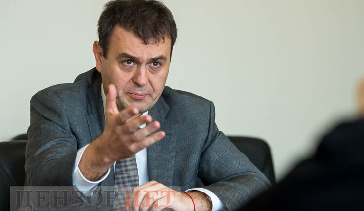 Гетманцев запропонував зобов’язати Uklon, Uber і Bolt стягувати податки із заробітків водіїв
