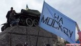 На акции ко Дню победы в Житомире произошла стычка из-за флага с надписью "На Москву!". ВИДЕО