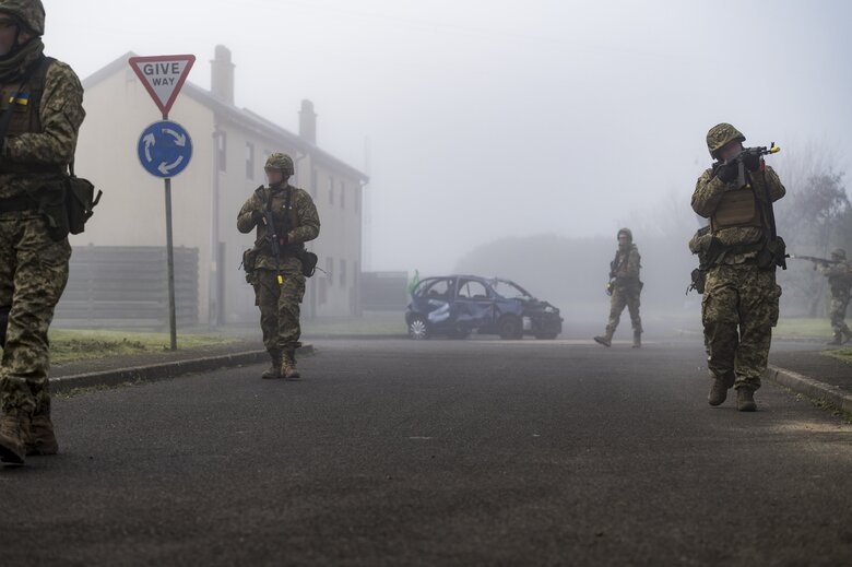 Canadian soldiers show how they train Ukrainians to fight in city 04