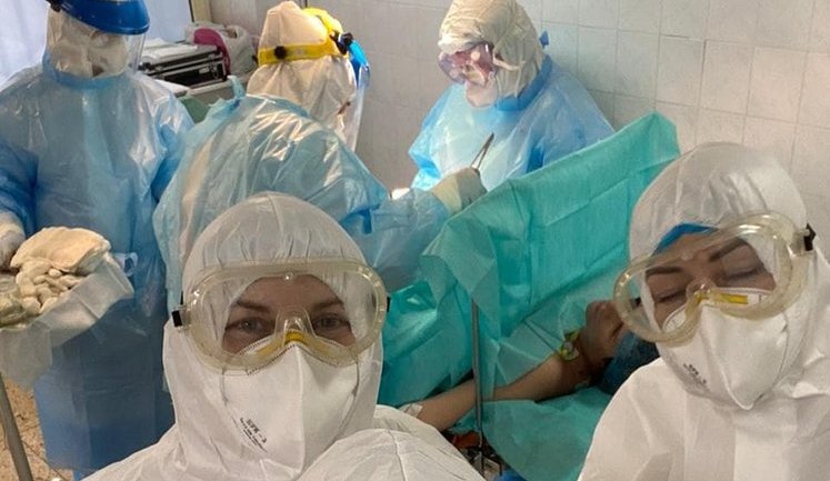 В больницу им. Мечникова поступила роженица с тяжелой ковидной пневмонией. Сделали кесарево, мама и ребенок в реанимации на кислородной поддержке, - Рыженко. ФОТО