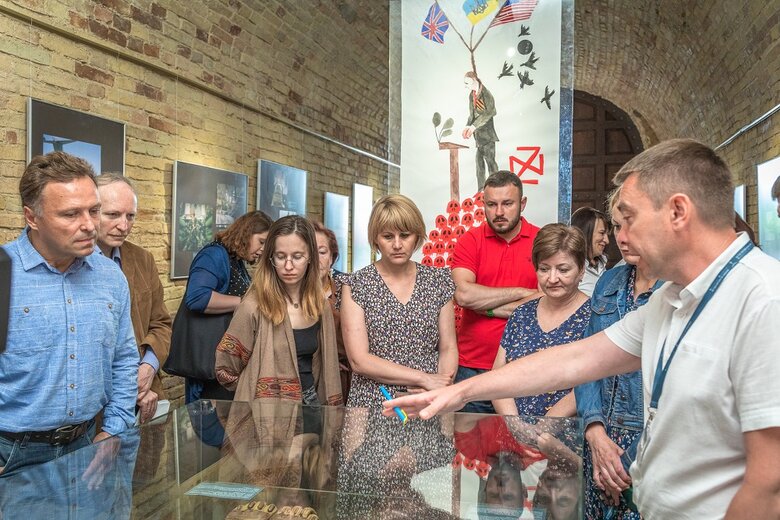 У Національному музеї історії України у Другій світовій війні відкрилась виставка Ленд-ліз. Перезавантаження 05