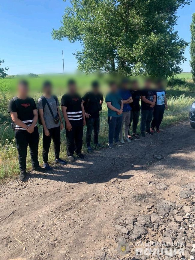 36 нелегалів із Південної Азії і Закавказзя спіймали на Луганщині. За транзит до ЄС вони заплатили від 12 до 15 тис. доларів 01 36 нелегалів із Південної Азії і Закавказзя спіймали на Луганщині. За транзит до ЄС вони заплатили від 12 до 15 тис. доларів 01