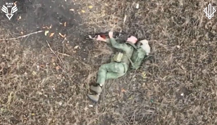He outperformed Ukrainian drone: occupier shoots himself in head while lying in field. VIDEO