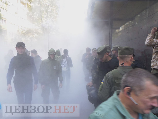 Під час мітингу під ГПУ проти екстрадиції в РФ Тумгоєва сталися сутички: мітингувальники бють вікна, їх у відповідь поливають водою зі шлангів 29