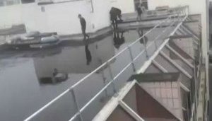 Нападавшие на редакцию французского журнала Charlie Hebdo кричали "Аллах акбар!". ВИДЕО