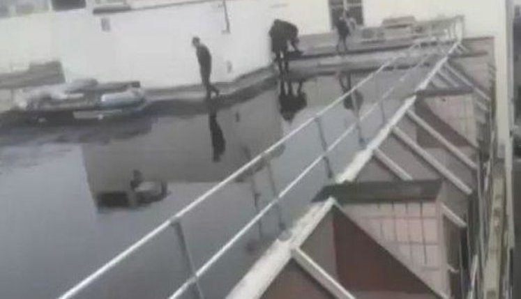Нападавшие на редакцию французского журнала Charlie Hebdo кричали "Аллах акбар!". ВИДЕО