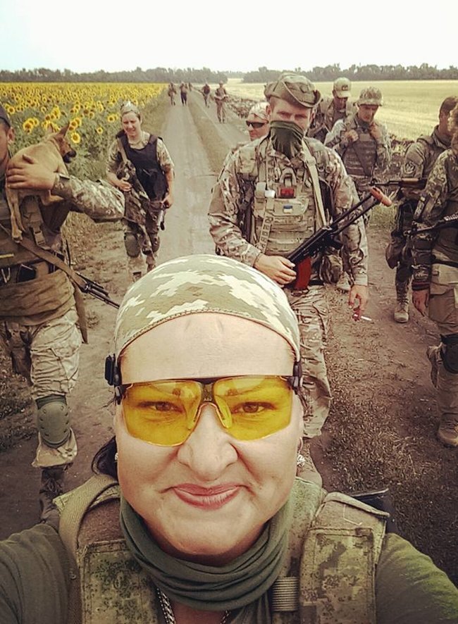 Кулеметниця Яна Червона: До підписання контракту мене підштовхнув один айдарівець, сказавши: Вам, волонтерам, класно: приїхали, переночували та поїхали. А ви посидіть тут… 08