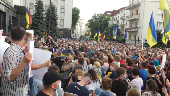 Под Офисом Зеленского в Киеве прошла акция протеста против условий прекращения огня на Донбассе 43