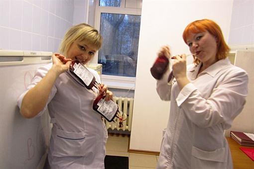 Российские медсестры устроили фотосессию на фоне тяжелобольных пациентов