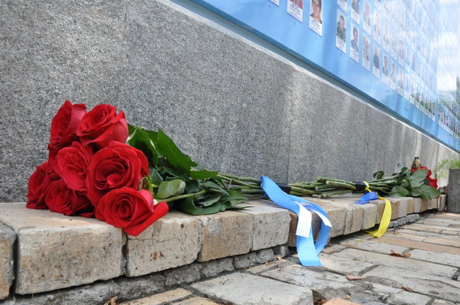 Глава МЗС Греції Дендіас поклав квіти до Стіни памяті полеглих захисників України 27