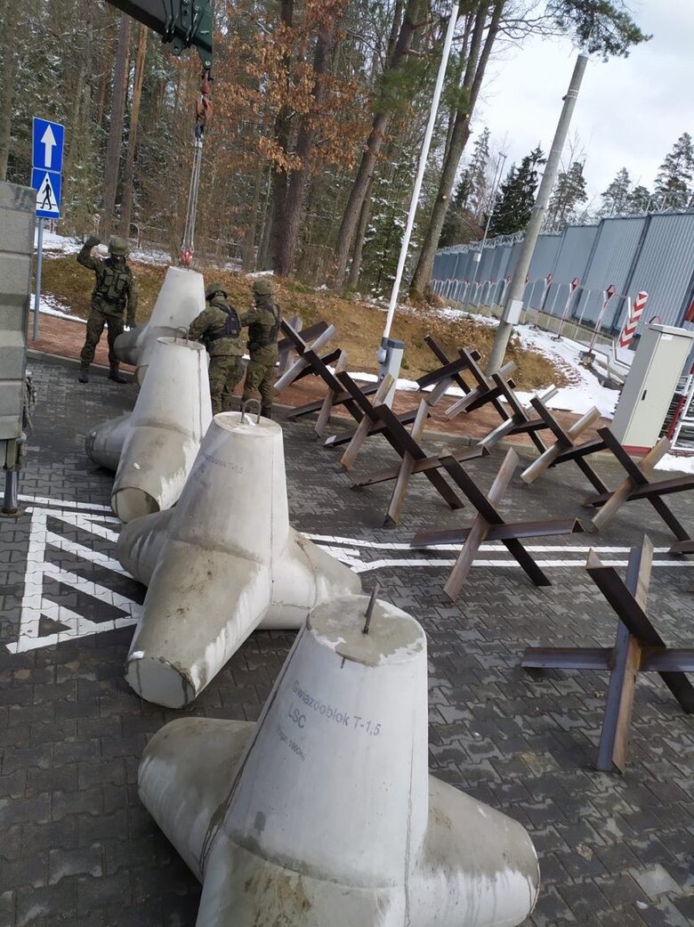 Польша устанавливает противотанковые заграждения на границе с Беларусью 04