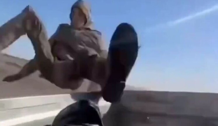 Wounded occupier falls out of truck body at full speed during evacuation: "Quiet, f#ck! He flew off, goddammit!". VIDEO