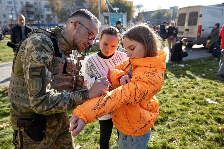 У деокупованому Херсоні діти просять воїнів ЗСУ залишати їм автографи прямо на одязі 03