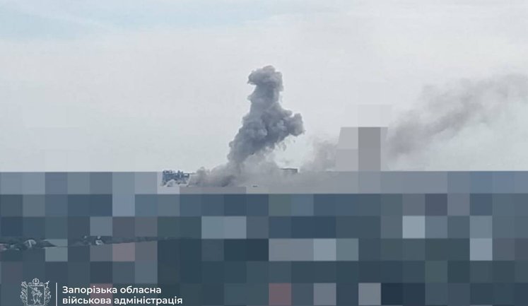РФ ударила по объекту инфраструктуры в Запорожье: 33 пострадавших, на месте попадания пожар (обновлено)