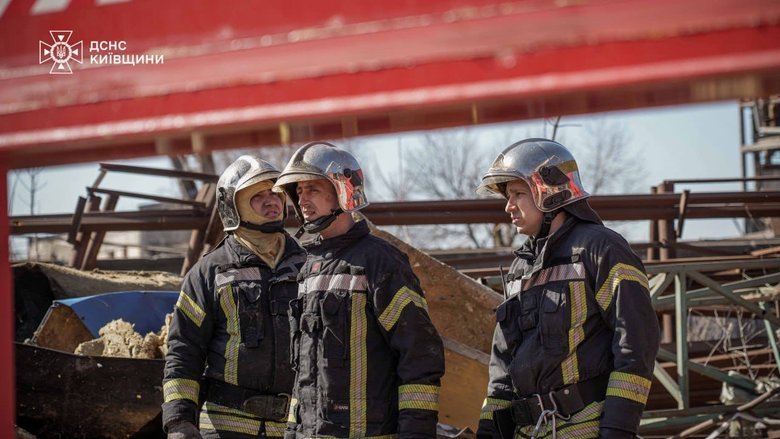 У Борисполі ліквідовують пожежу поблизу ТЦ 