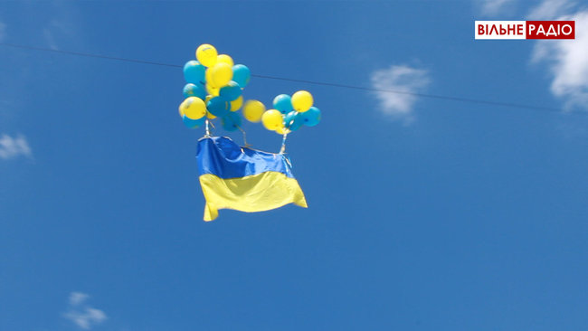 У небо над Донецьком запустили прапор України 08