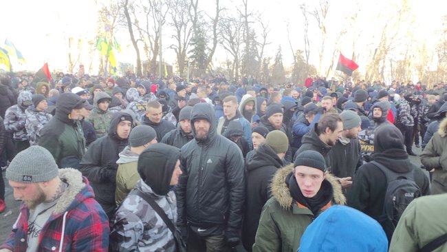 Митингующие против рынка земли установили под Радой палатки 21