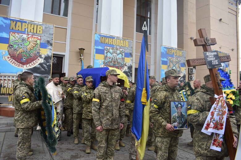 У Вінниці провели в останню путь 25-річного льотчика-штурмовика Сергія Пархоменка. Свою шану віддали і пара літаків Су-27 у небі 01
