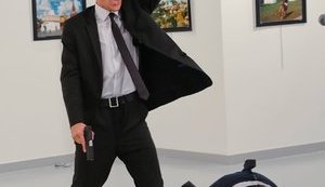 Фотографія, яка зафіксувала вбивство російського посла Карлова в Туреччині, перемогла в конкурсі World Press Photo