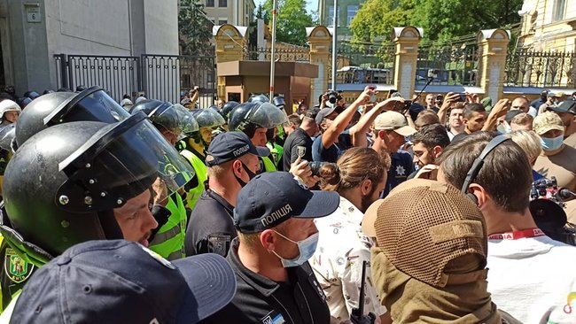 Столкновения митингующих с правоохранителями на акции Остановим капитуляцию под Офисом Президента 01